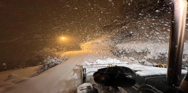 Artvin’de kar yağışı sonrası ekipler cadde ve sokaklarda çalışma başlattı?v=1