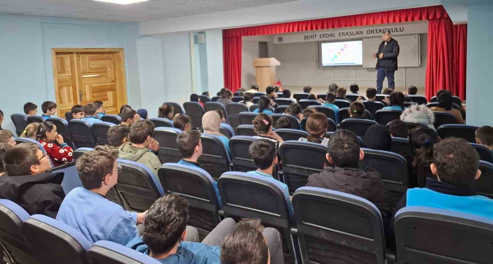 Bayburt’taki okullarda afet eğitimleri veriliyor tatbikatlar yapılıyor
?v=1