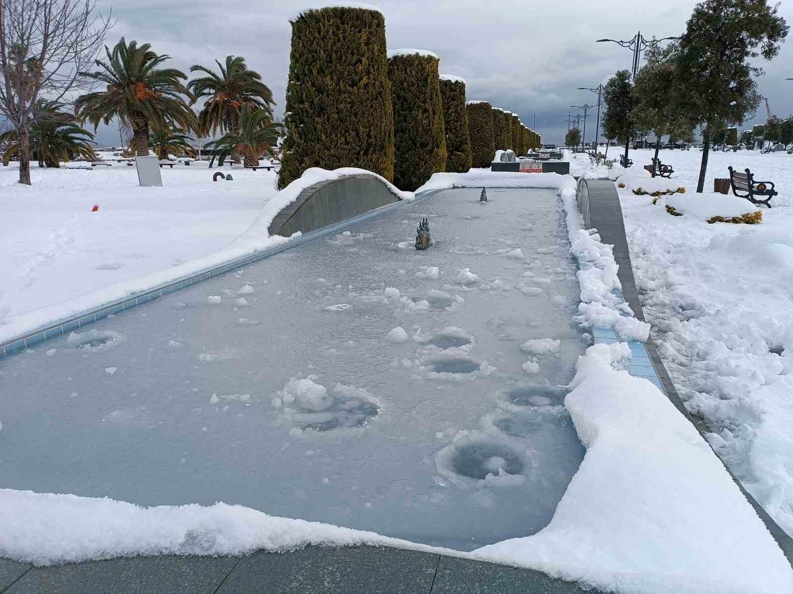 Kar buza, yolda yürümek de çileye dönüştü
?v=1