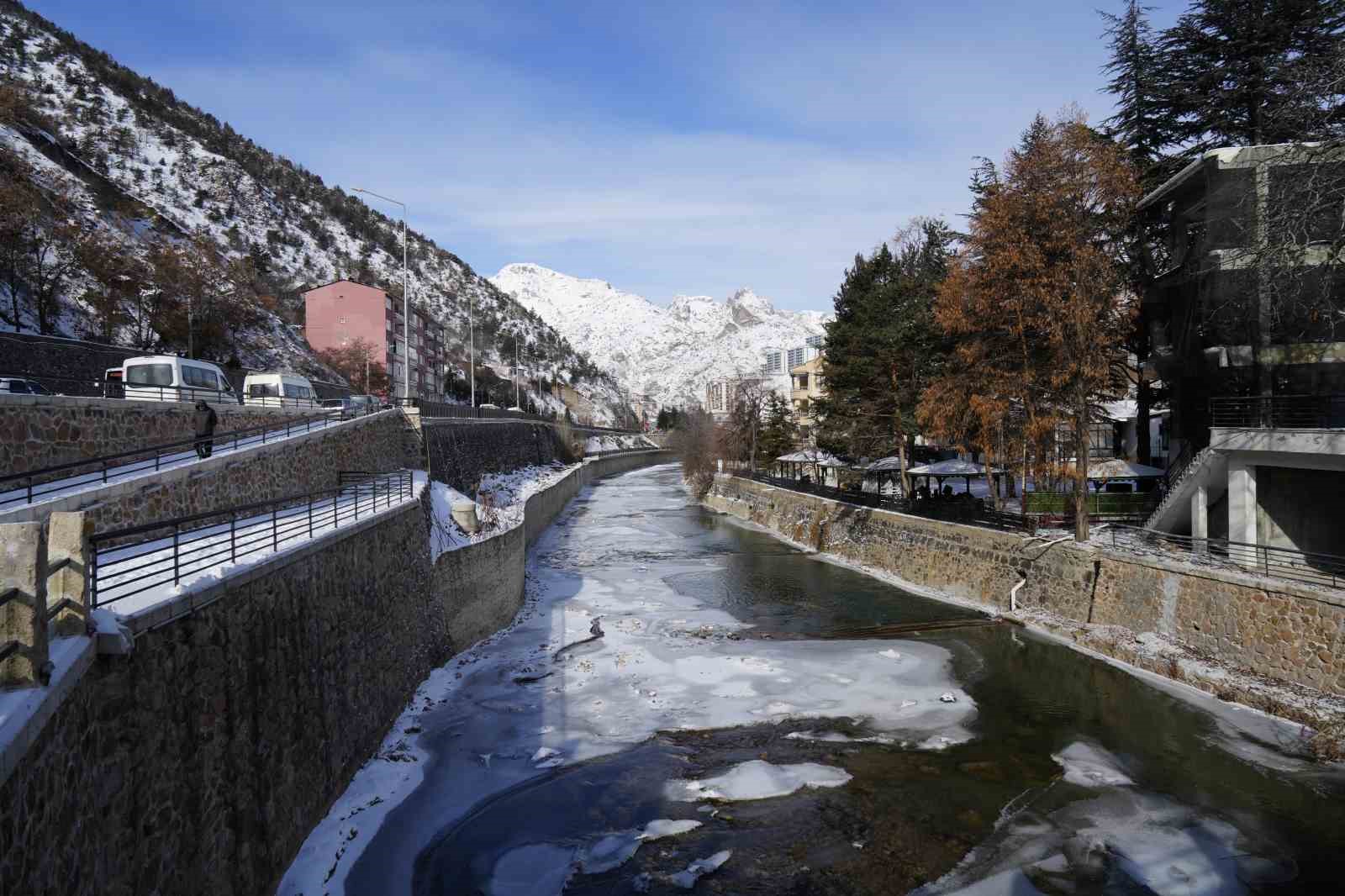 Türkiye’nin en hızlı akan çayı buz tuttu
