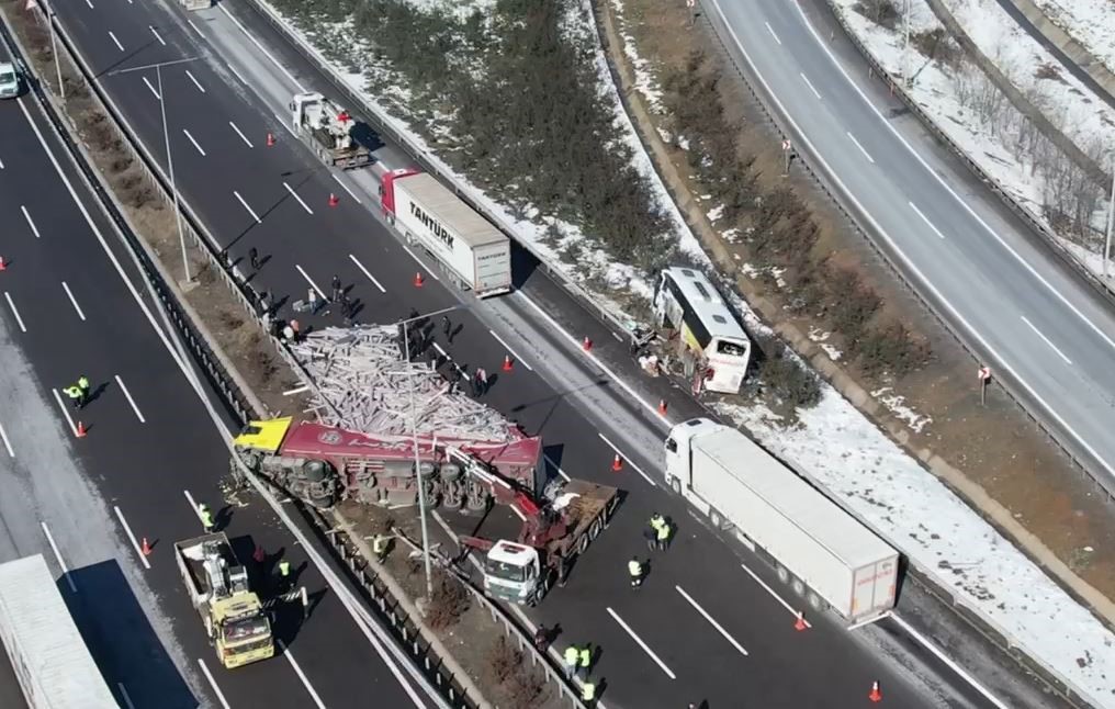 Kuzey Marmara Otoyolu Edirne istikametinde tırla yolcu otobüsü çarpıştı. Olay yerine polis ve sağlık ekipleri sevk edildi.
?v=1