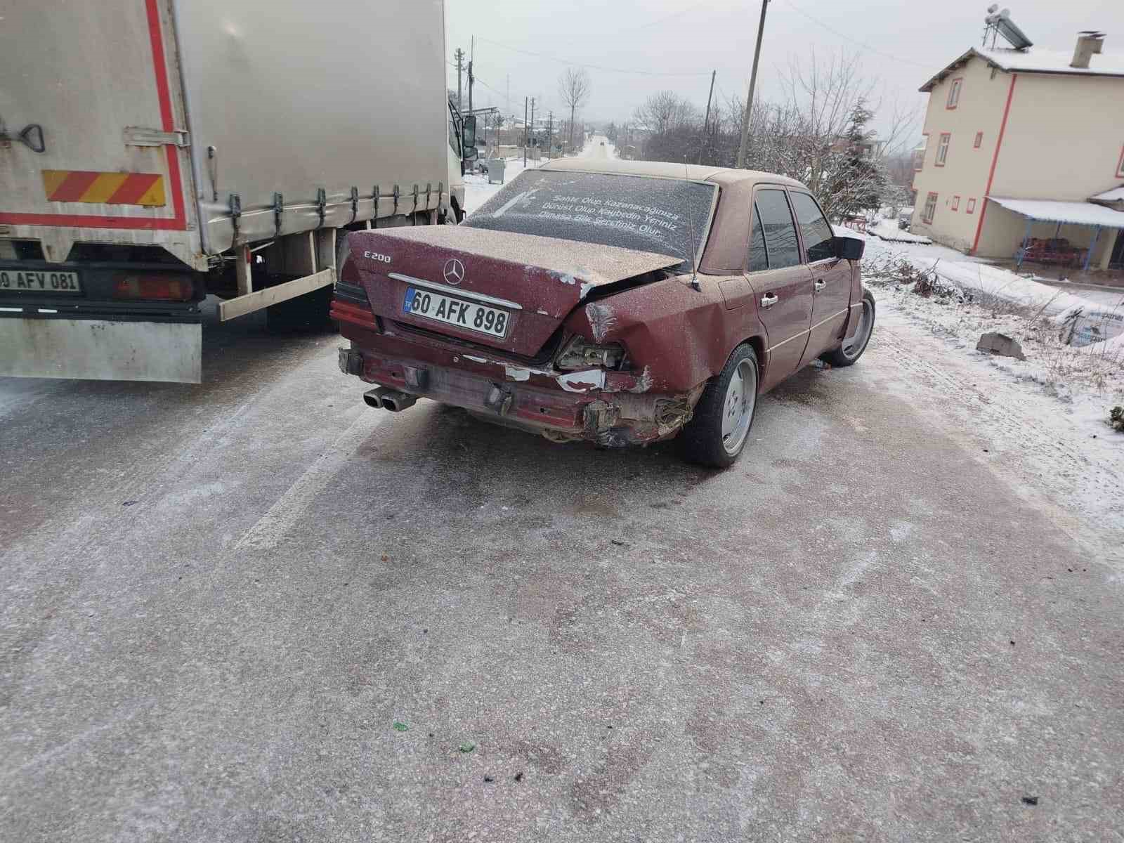 Tokat’ta kamyonete çarpan Mercedes otomobilin sürücüsü yaralandı
?v=1