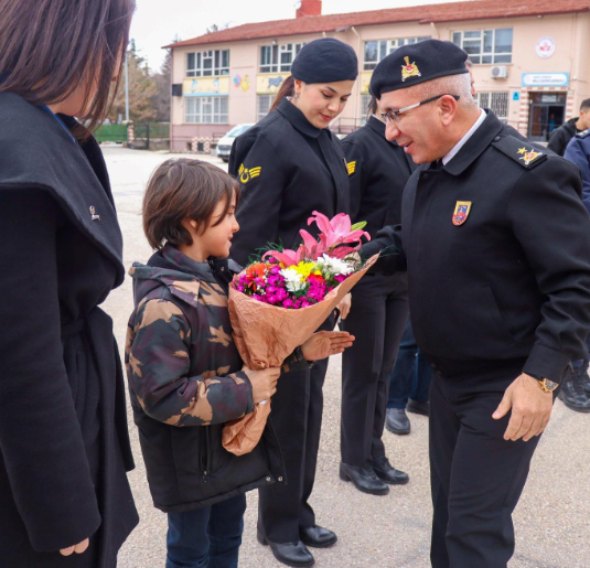 İl Jandarma Komutanı Demir, kendisine tebrik kartı gönderen öğrenciyi ziyaret etti
?v=1