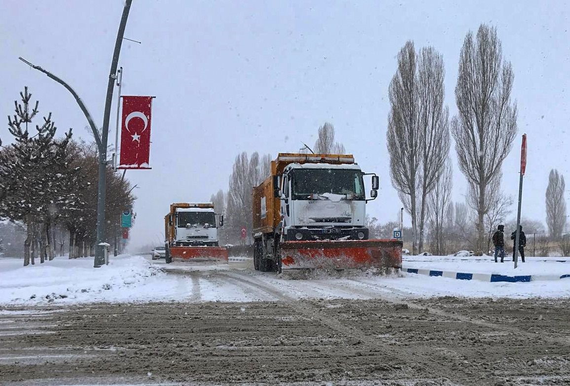 Van’da 560 yerleşim yerinden 528’inin yolu açıldı
?v=1