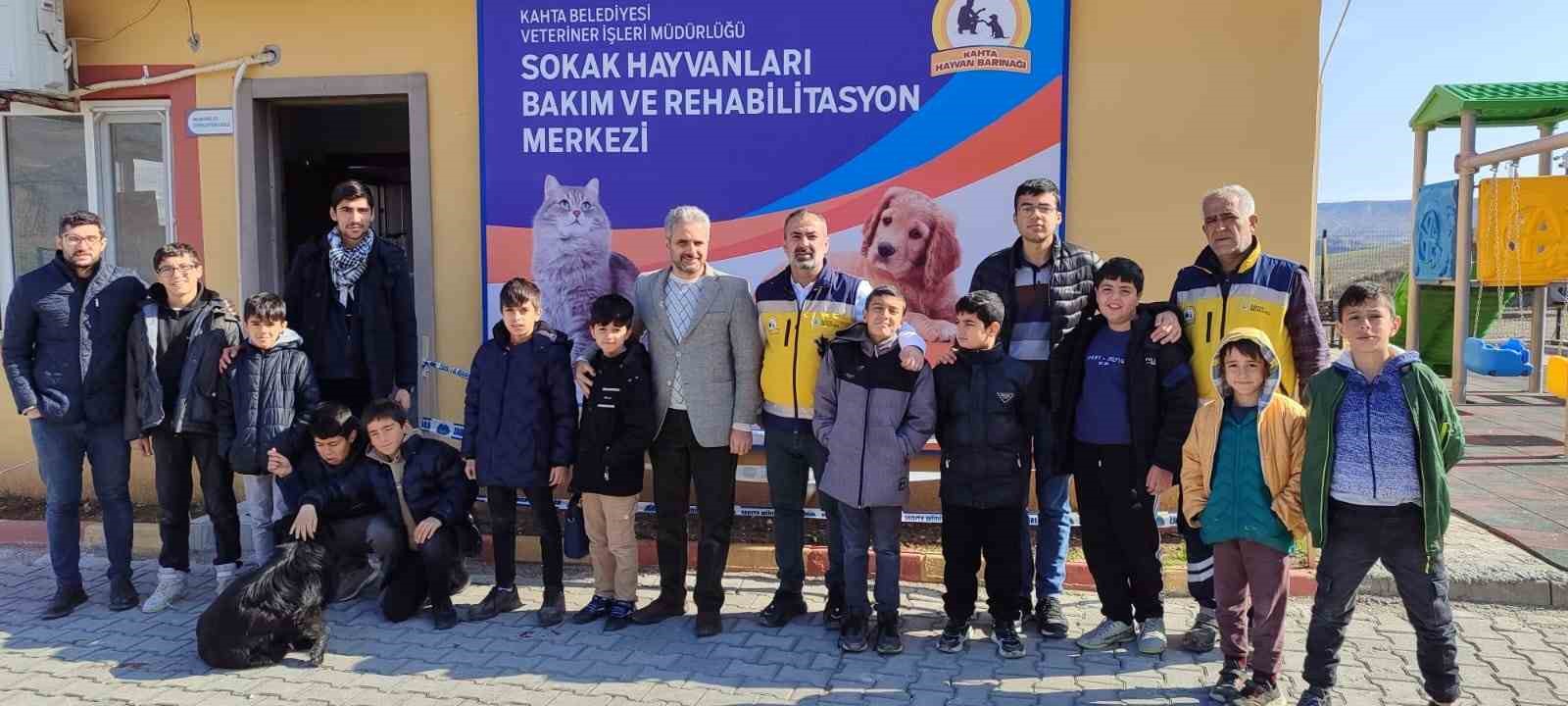 Kahta Belediyesi Hayvan Bakım ve Rehabilitasyon Merkezi’ne Öğrencilerden Anlamlı Ziyaret
?v=1