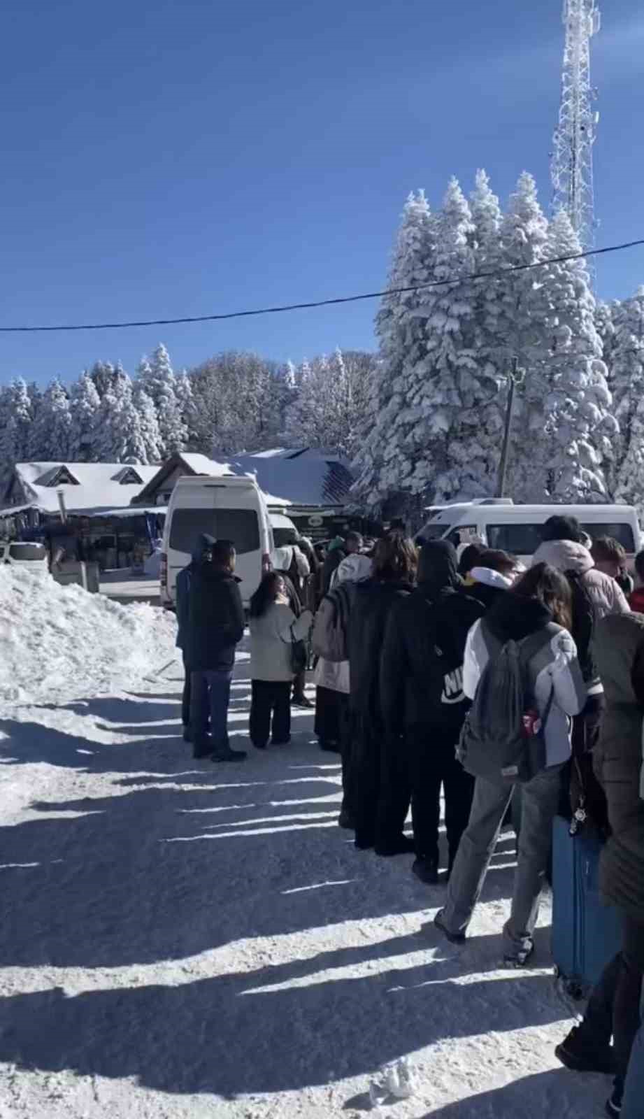 Teleferik gelmedi, vatandaşlar metrelerce kuyruk oluşturdu
?v=1