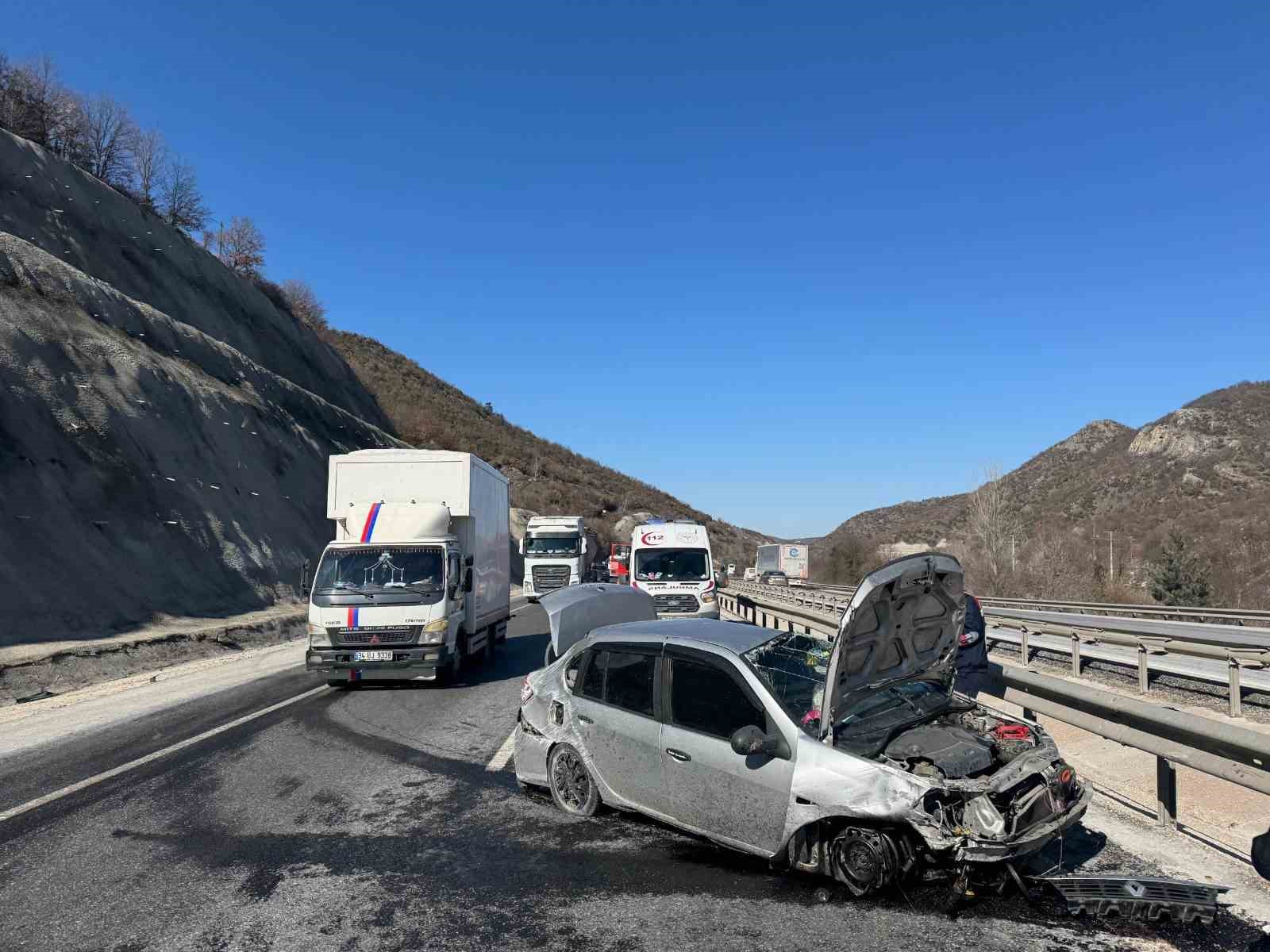 Bilecik’te trafik kazası, 3 yaralı
?v=1