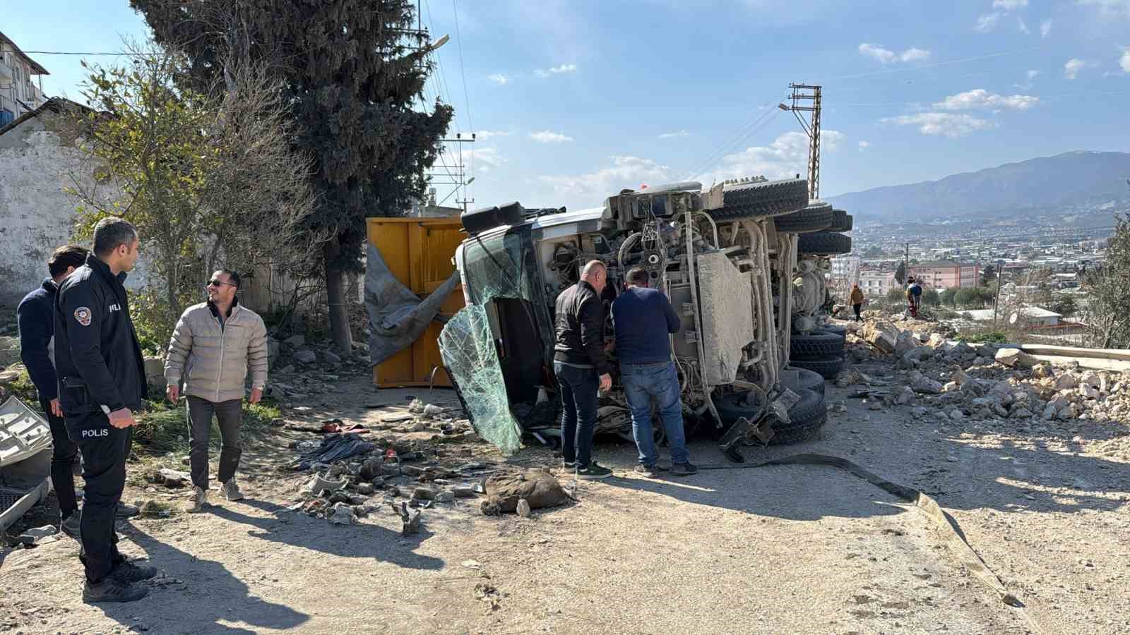 Antakya’da devrilen hafriyat kamyonunun sürücüsü yaralandı
?v=1