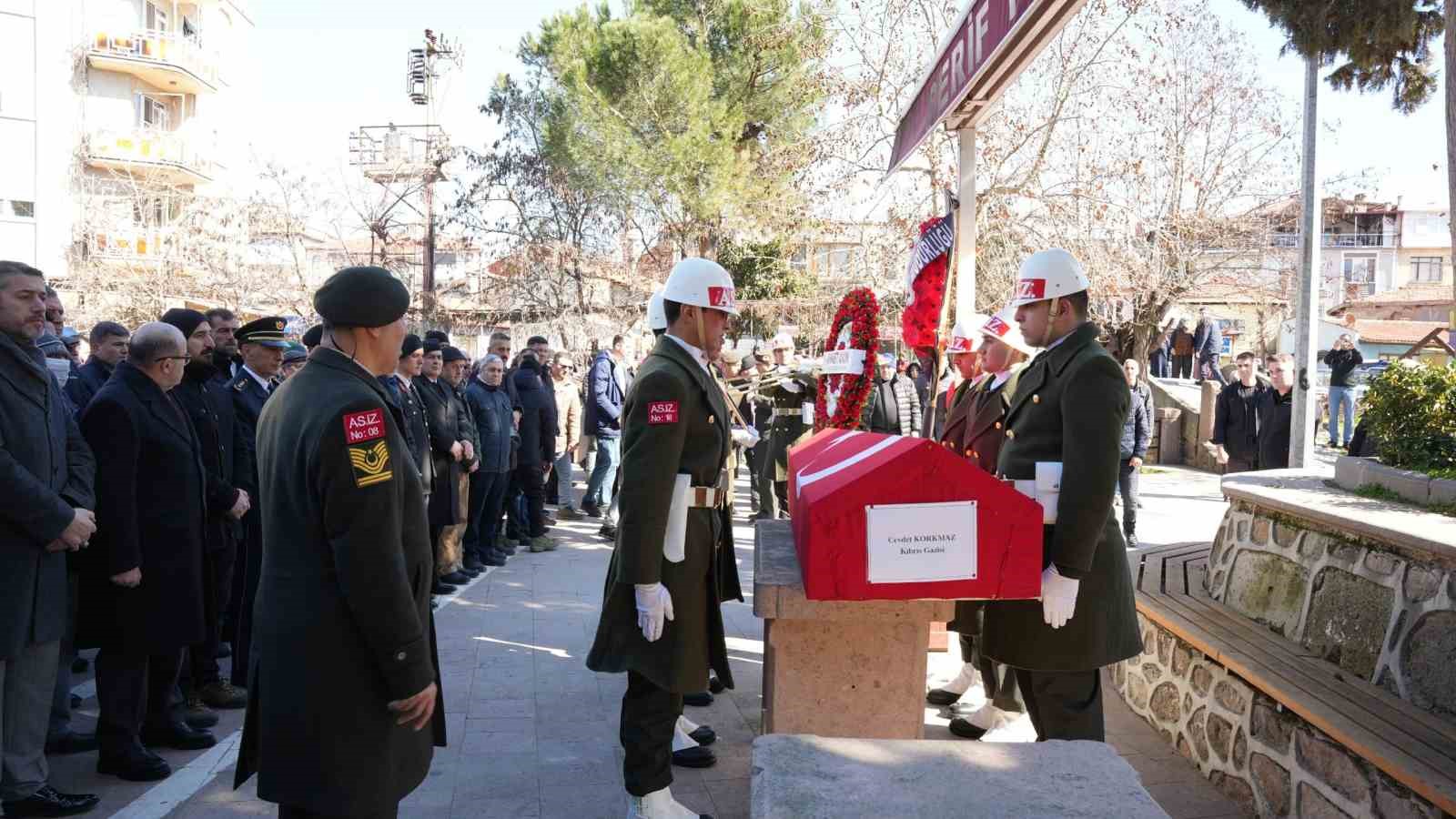 Kıbrıs gazisi Cevdet Korkmaz dualarla toprağa verildi
?v=1