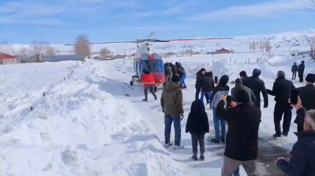 Bingöl’de hastalanan yaşlı adam ambulans helikopterle Erzurum’a sevk edildi
?v=1