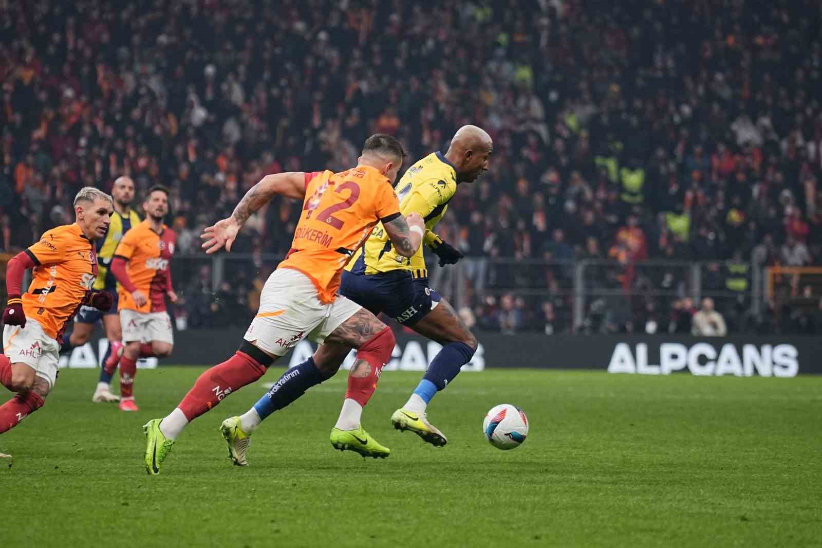 Anderson Talisca, Fenerbahçe’de ilk derbiye çıktı
?v=1