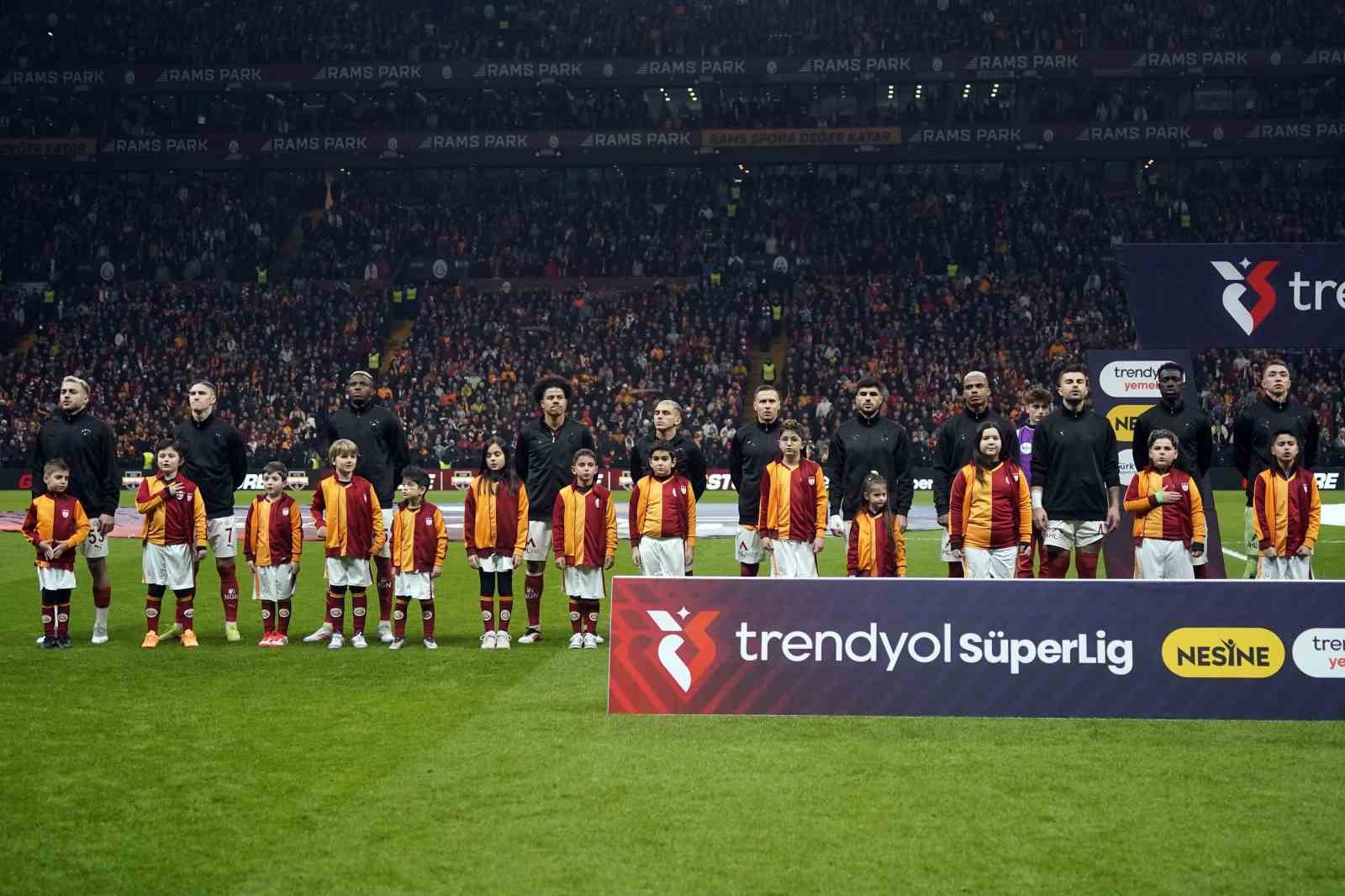 Galatasaray, Fenerbahçe ile puan farkını korudu
?v=1