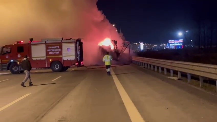 Kuzey Marmara Otoyolu’nda seyir halindeki tırın dorsesi alev topuna döndü
?v=1