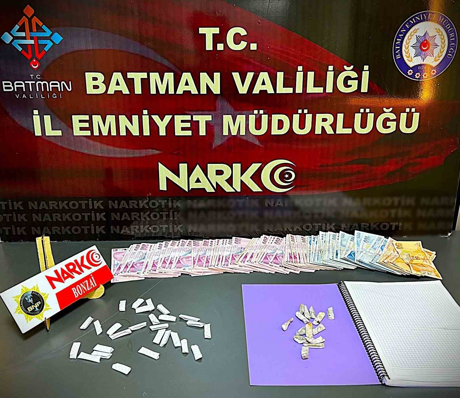 Batman’da üzerinden 41 parça uyuşturucu çıkan şüpheli tutuklandı
?v=1