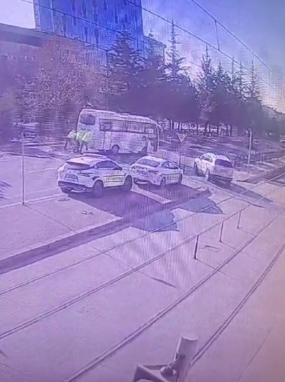 Trafik polislerinin fedakarca yardımı kamerada
?v=1