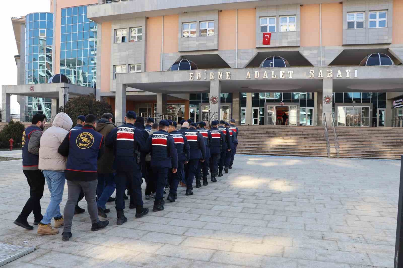 Edirne’de köy arazisini satan eski muhtar ve aralarında iş adamlarının da olduğu 8 şüpheli tutuklandı
?v=1