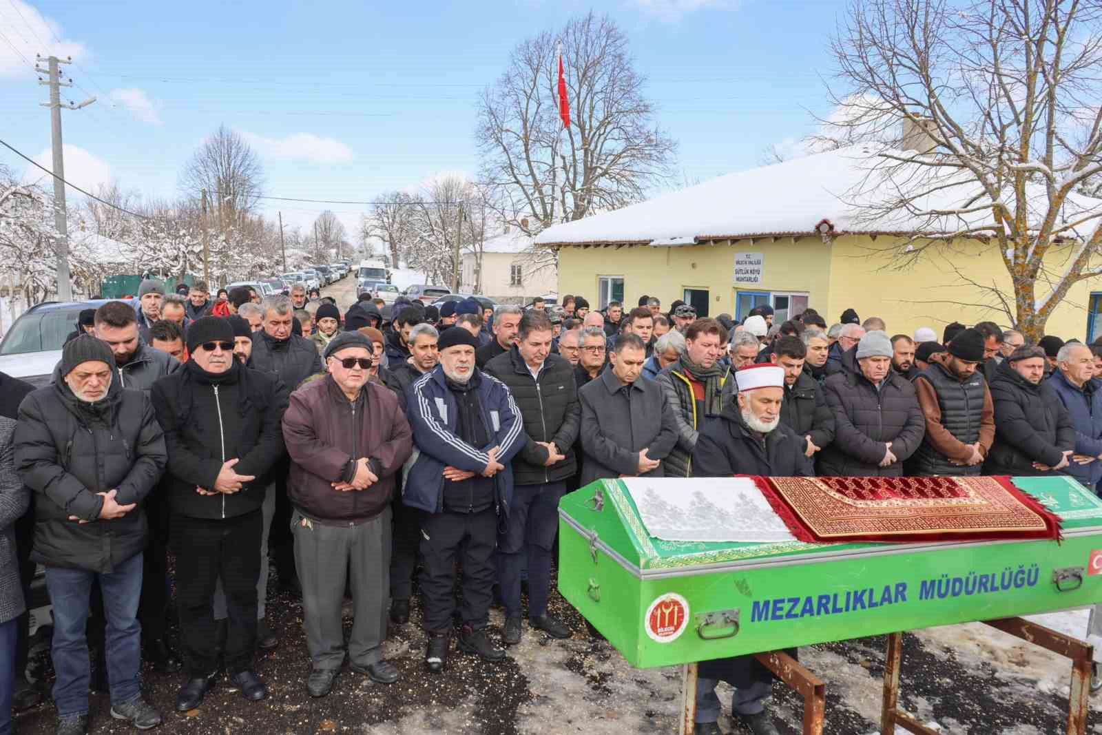 Sütlük Köyü Muhtarı Erol Aynur gözyaşları arasında toprağa verildi
?v=1