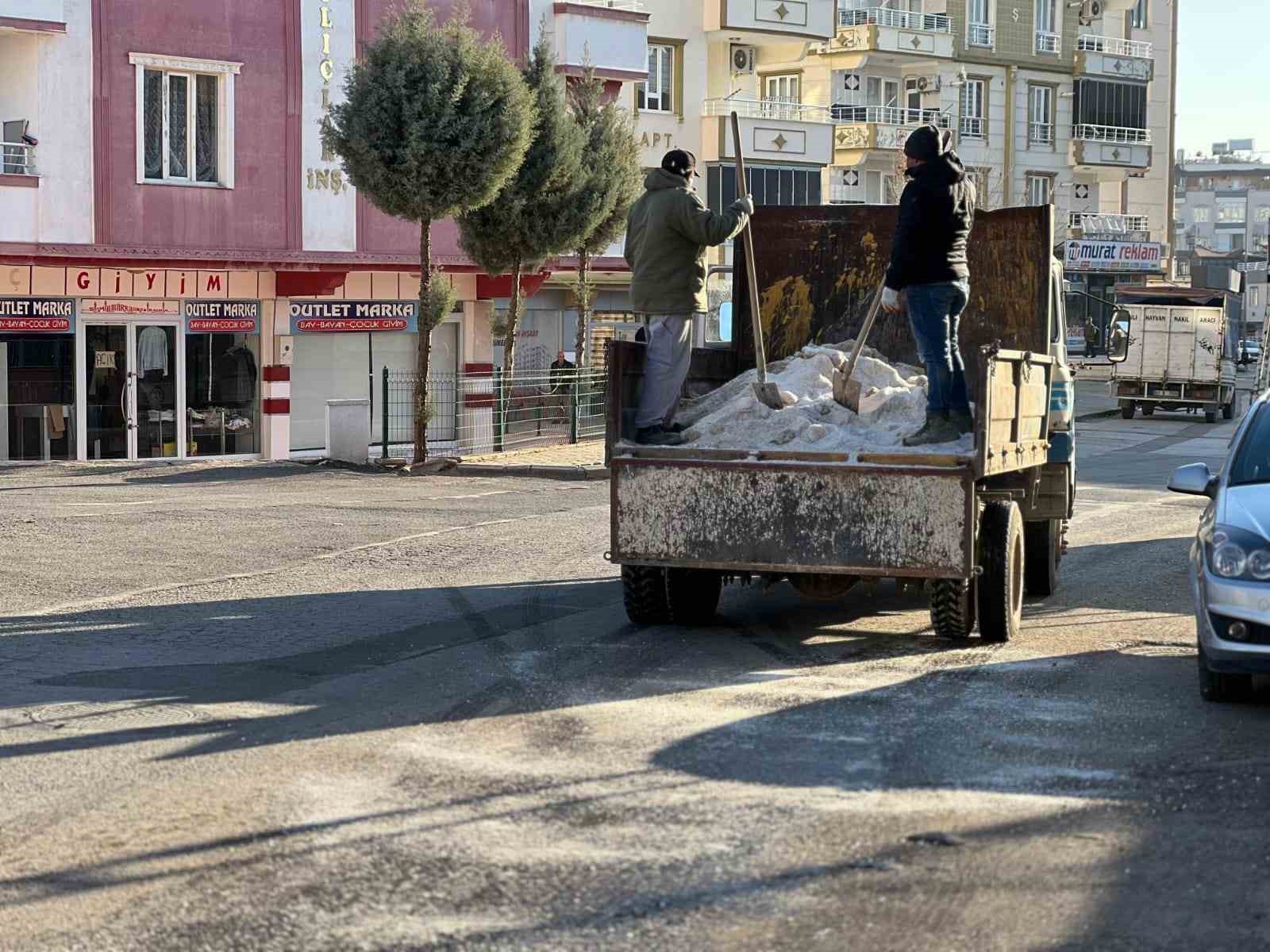 Belediye ekipleri, buzlanmaya karşı tuzlama çalışması gerçekleştirildi
?v=1