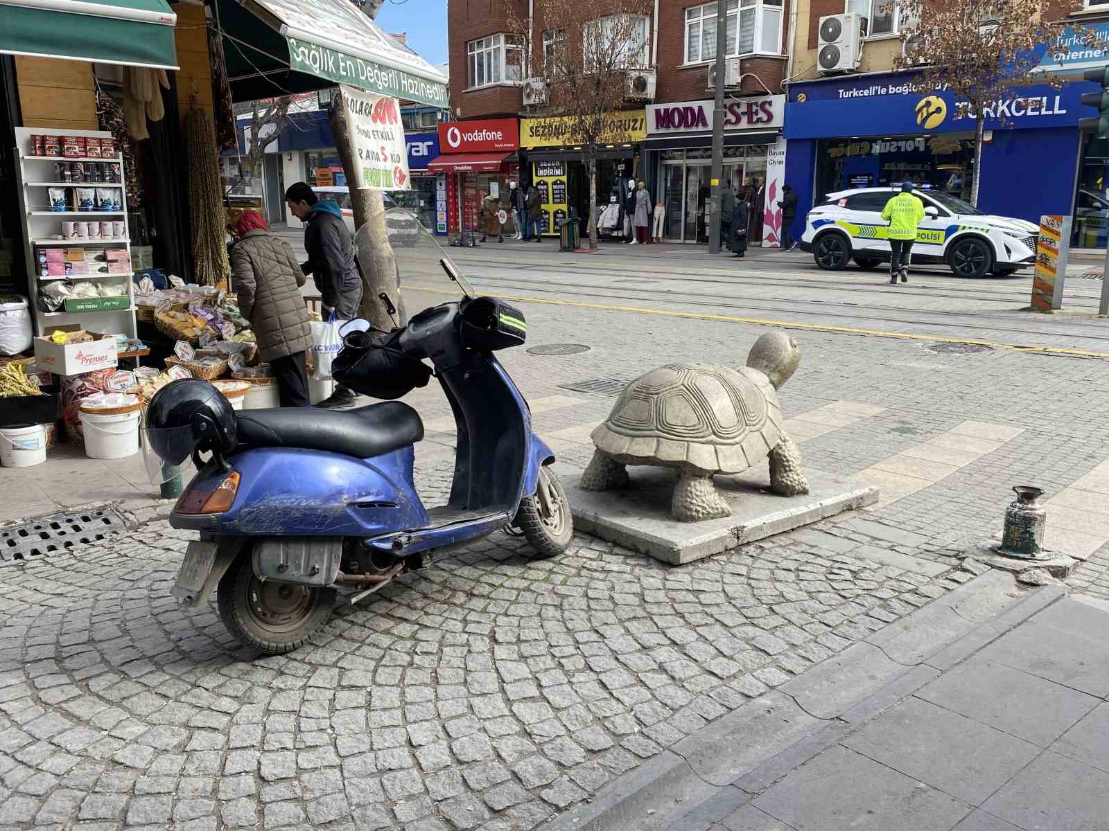 Polisin denetim yaptığı yere motosikletini hatalı park etti, cezayı yedi
?v=1