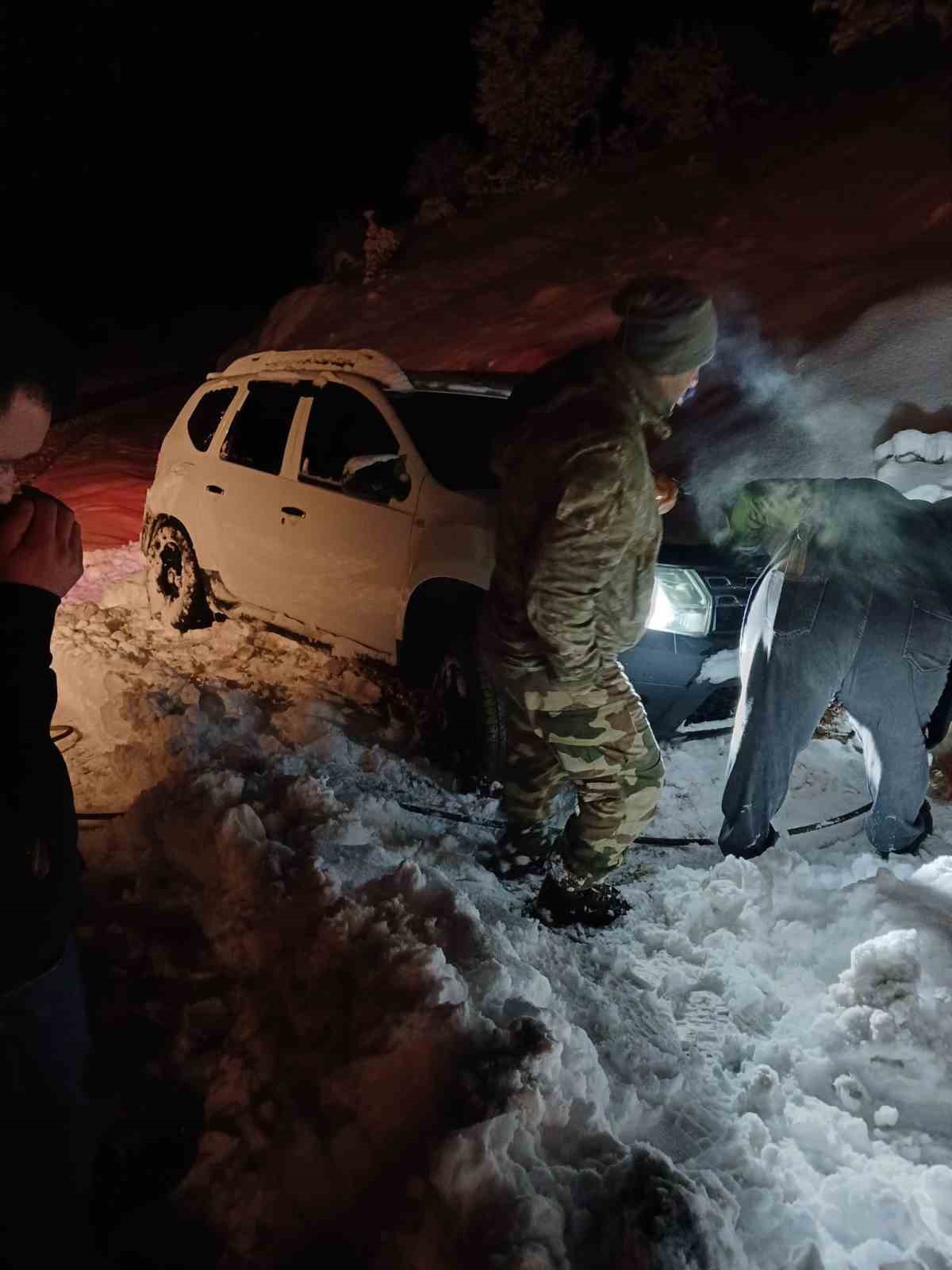 Köy yolunda mahsur kalan aileyi kara yolları ekipleri kurtardı
?v=1