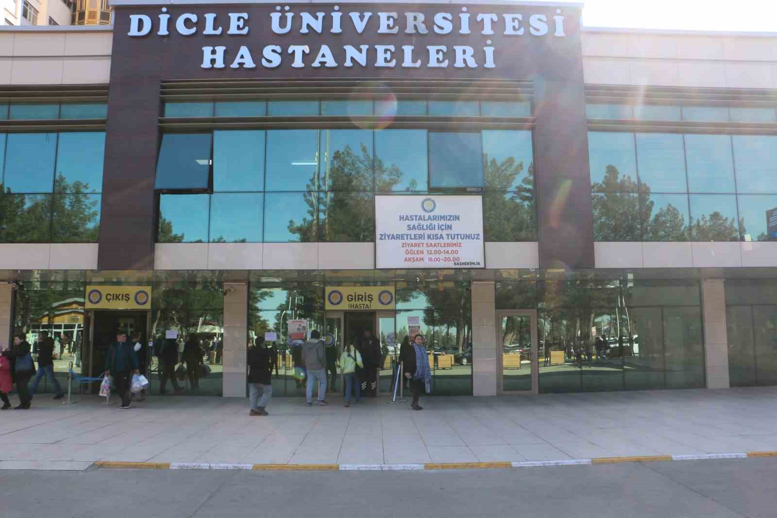 Muş’ta başına buz kütlesi düşenin çocuğun tedavisi Diyarbakır’da devam ediyor
?v=1