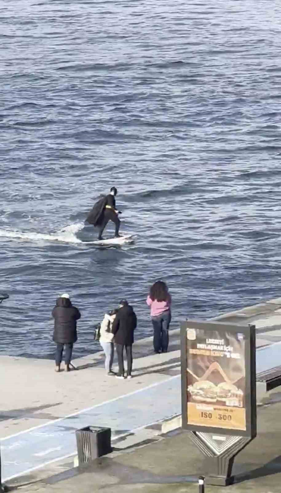 İstanbul Boğazı’nda  Batman  sörf yaparken  Örümcek Adam  scooter kullandı
?v=1