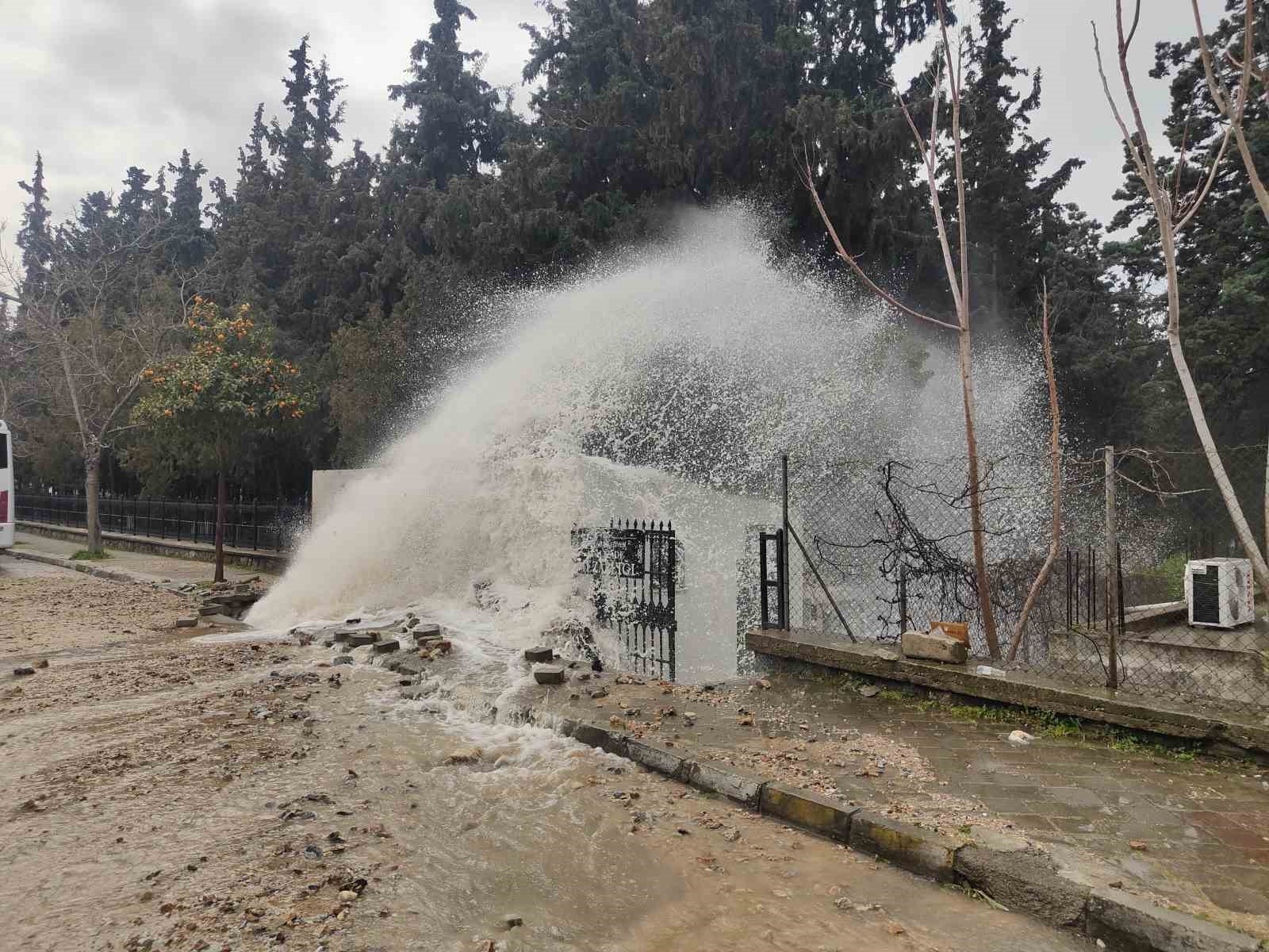 Kuşadası’nda isale hattı patladı, mezarlığı su bastı
?v=1