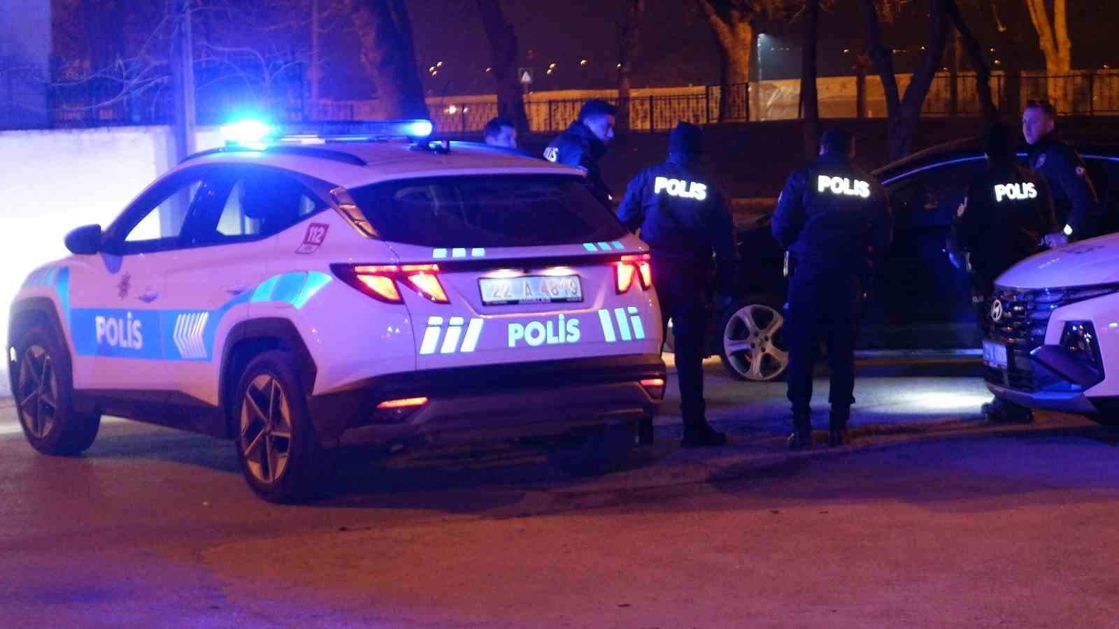  Dur  ihtarına uymadı, aracını polislerin üstüne sürdü
?v=1