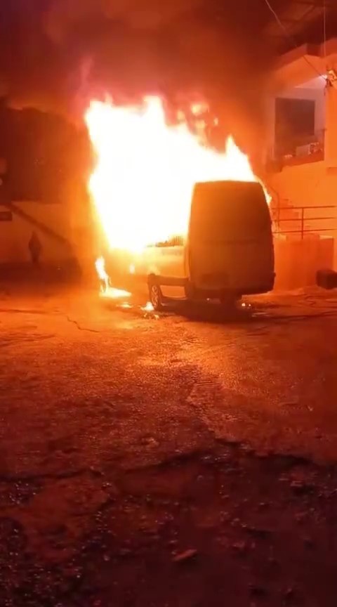 Hatay’da park halindeki minibüs alevlere teslim oldu
?v=1