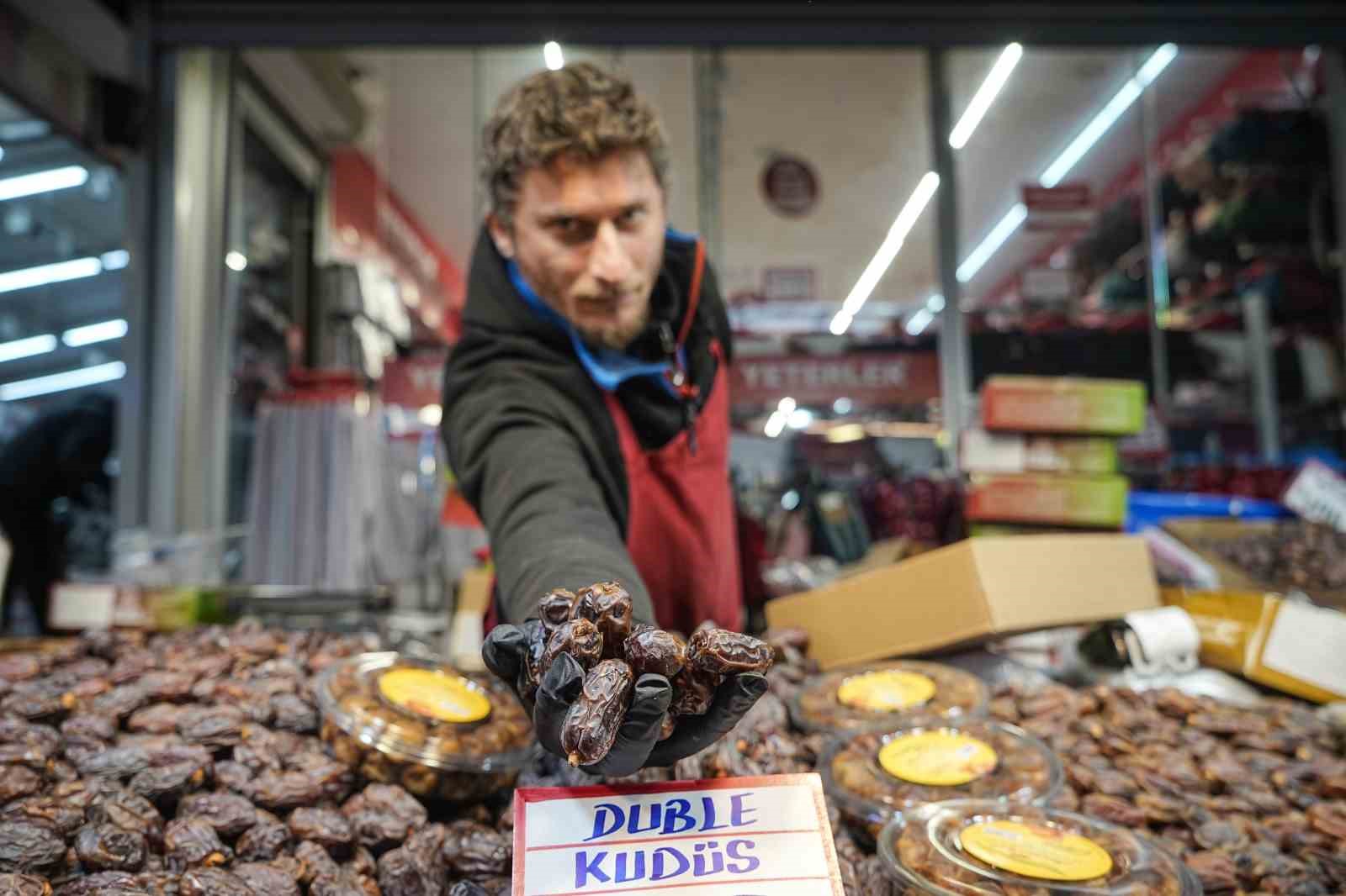 Ramazan ayının vazgeçilmezi hurma tezgahlarda yerini aldı
?v=1