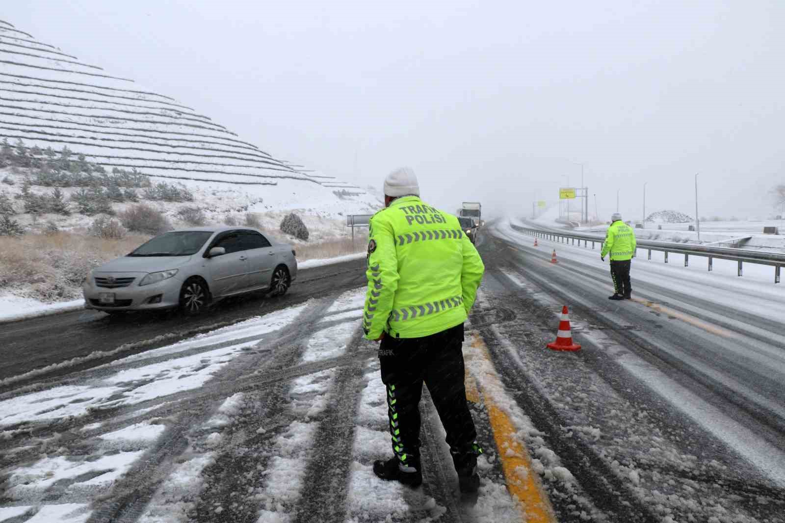 Erzincan’da trafik polisleri 7/24 vatandaşların yardımına koşuyor
?v=1