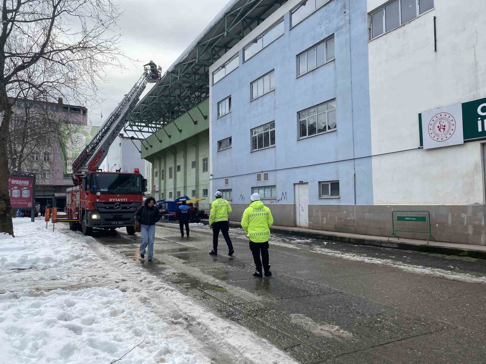 Ordu’da çatılardaki kar kütleleri ve buz sarkıtları temizlendi
?v=1