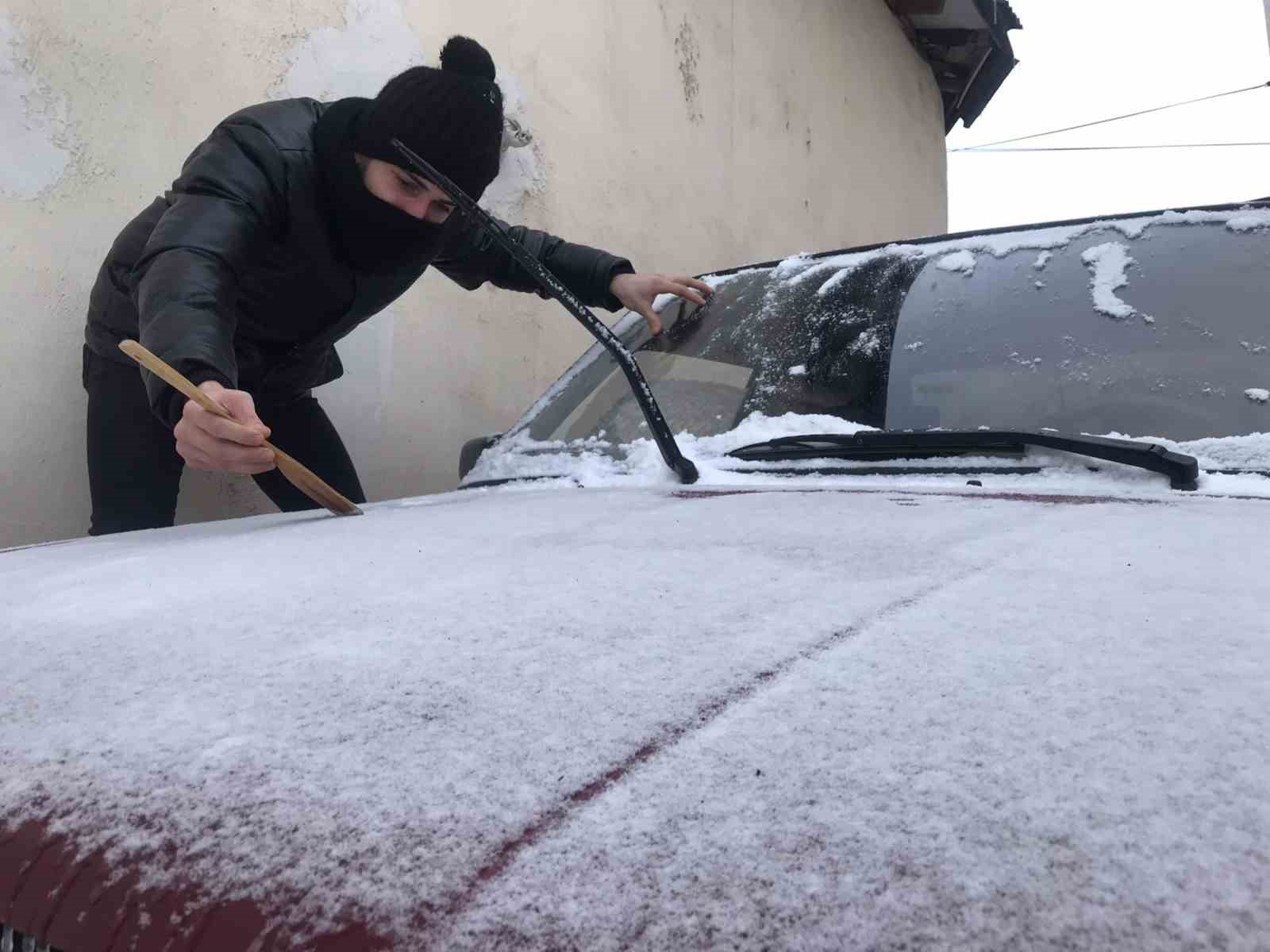 Bayburtlu vatandaşın soğukla imtihanı:  İsyan etmiyoruz ama biz de Antalyalı vatandaşlar gibi sıcak hava görseydik 
?v=1