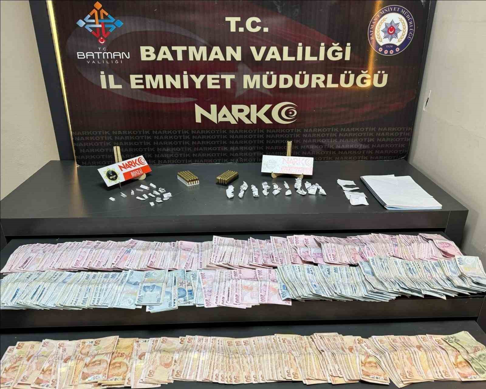 Batman’da bir evde satışa hazır uyuşturucu ele geçirildi: 2 tutuklama
?v=1