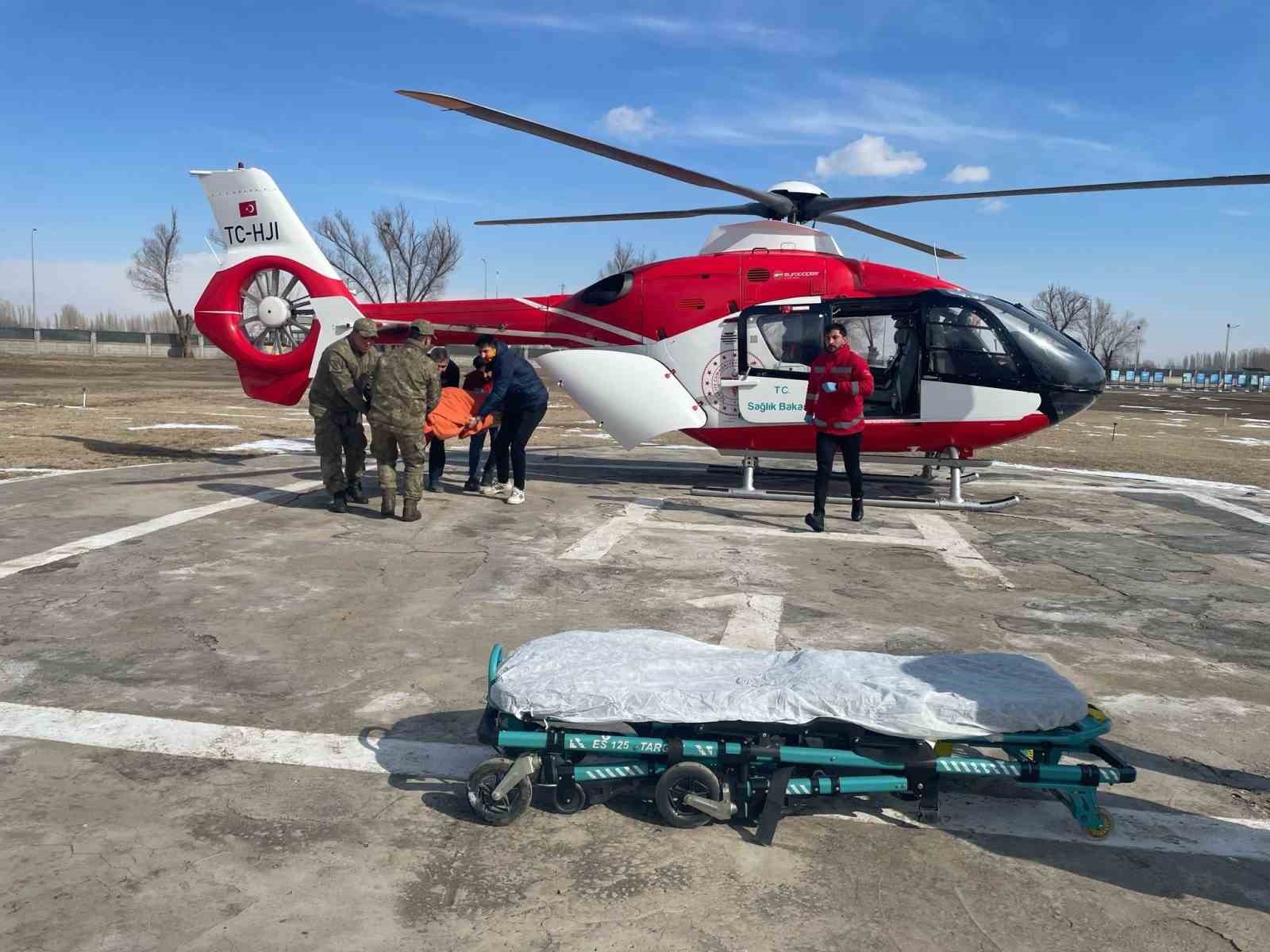 Iğdır’da fırtına ve tipi yolu kapatınca hasta ambulans helikopterle hastaneye ulaştırıldı
?v=1