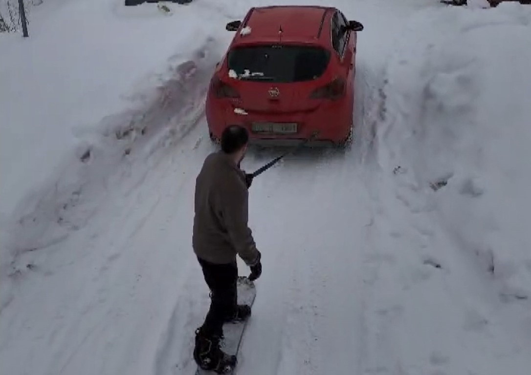 Doktordan karla kaplı sokaklarda ‘snowboard’ gösterisi
?v=1