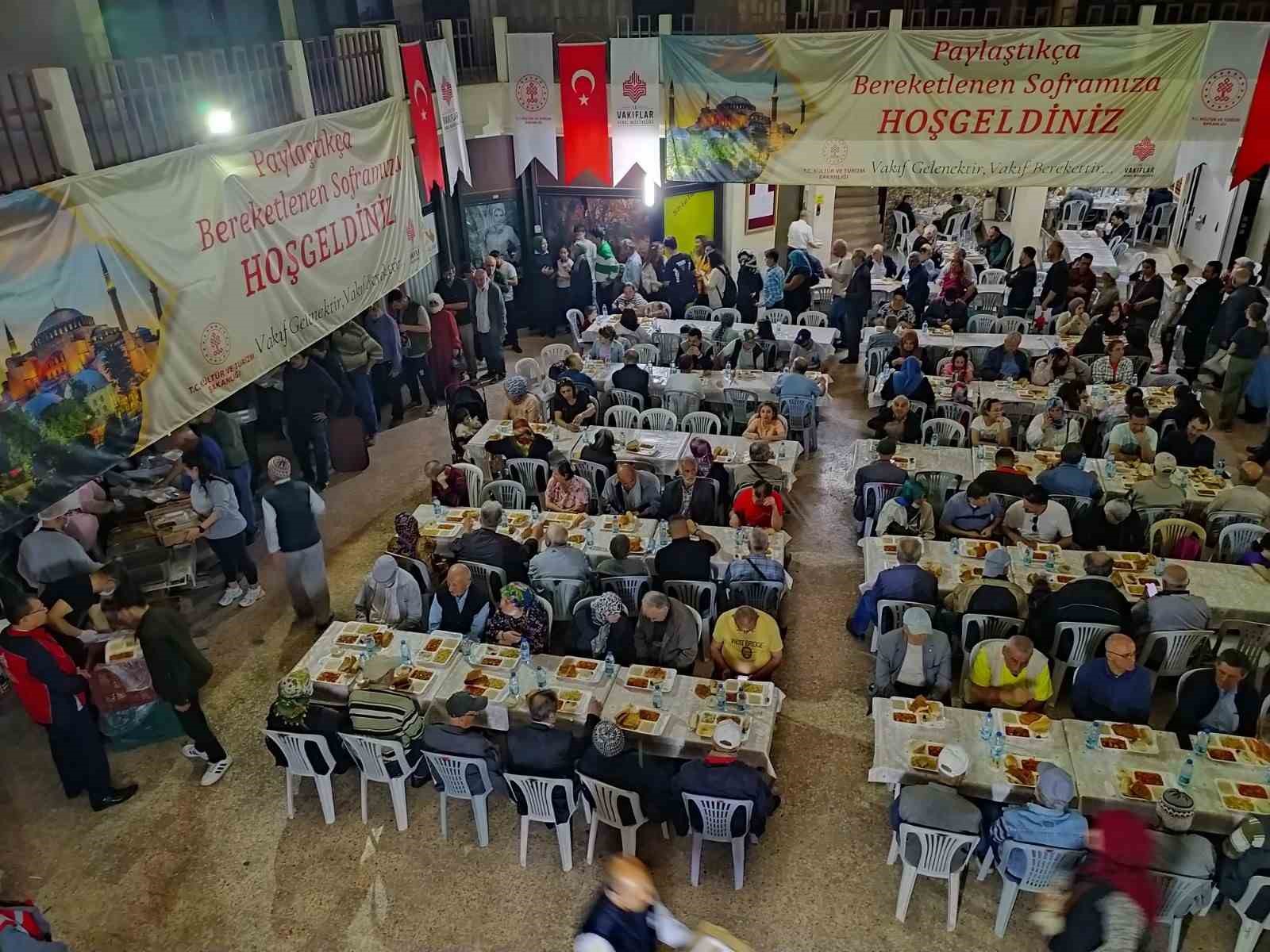 İzmir Vakıflar Müdürlüğü Manisa’da iftar sorası kuruyor
