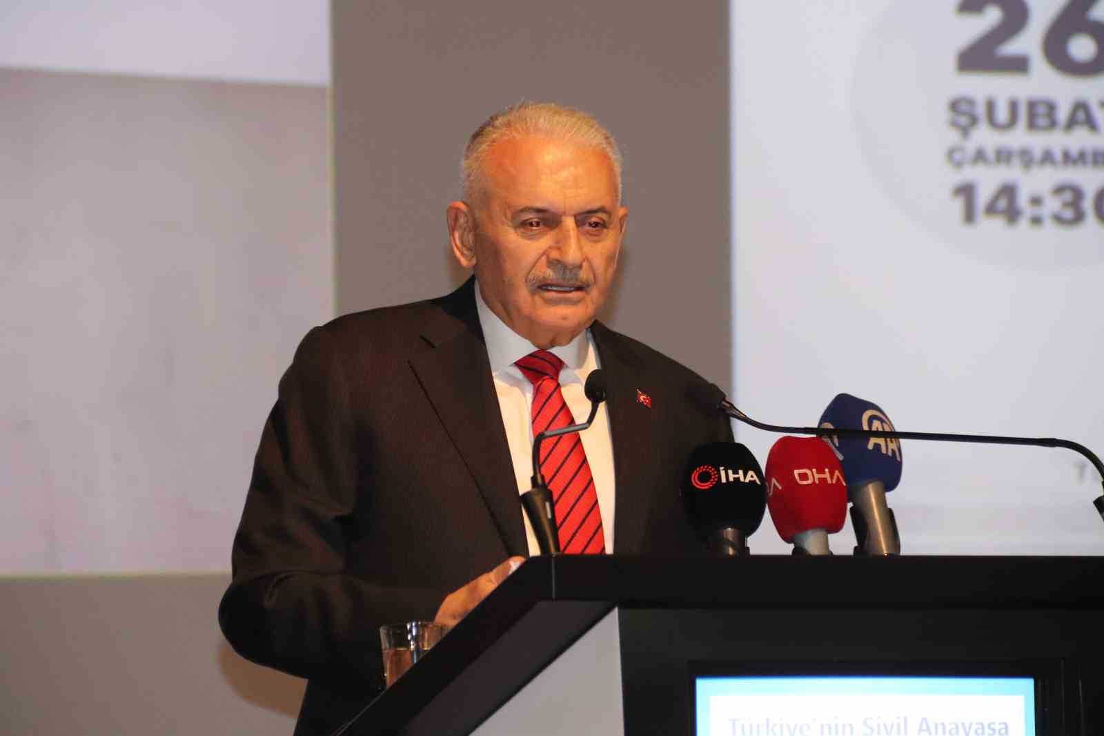 Binali Yıldırım:  Cumhurbaşkanı Erdoğan’ın tekrar aday olmasının yolu açılmalı 
?v=1