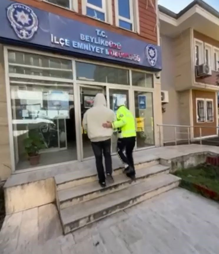 Beylikdüzü’nde trafiği tehlikeye düşüren sürücü yakalandı
?v=1