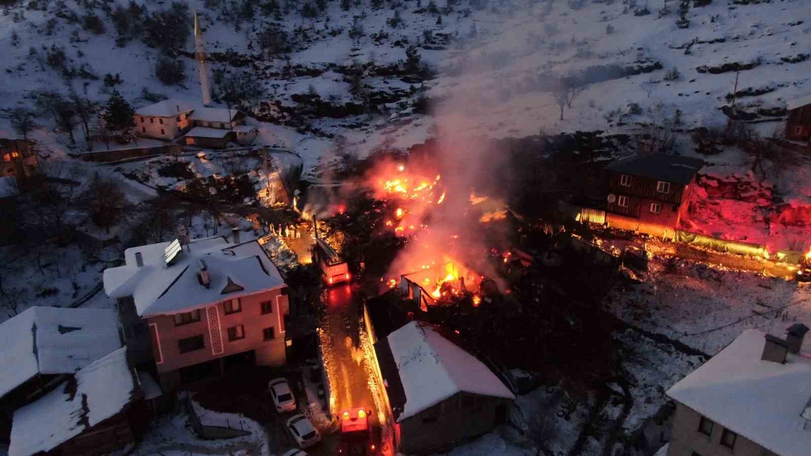 Kastamonu’da 3 ev ve 1 ahır küle döndü, 55 hayvan telef oldu
?v=1