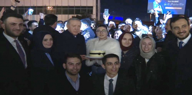 AK Parti İstanbul Gençlik Kolları, Cumhurbaşkanı Recep Tayyip Erdoğan’a doğum günü sürprizi yaptı