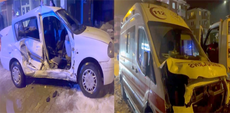 Hasta taşıyan ambulans ile otomobil çarpıştı: 8 yaralı