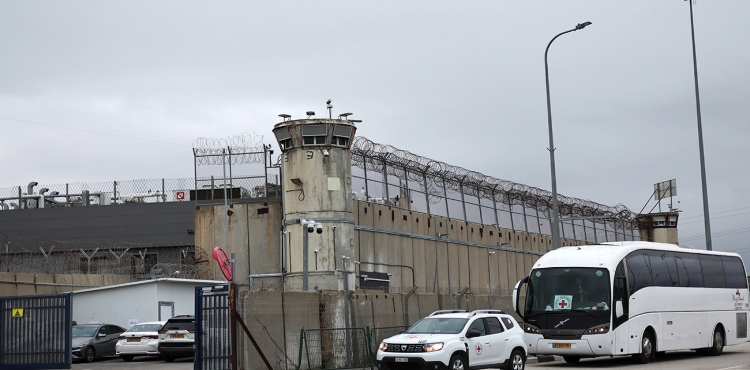 İsrail’in serbest bırakmayı taahhüd ettiği Filistinli mahkumlar, Kızılhaç otobüsü ile Ofer Hapishanesi’nden ayrılarak Ramallah yakınlarındaki Beytunya kontrol noktasına doğru yola çıktı.
