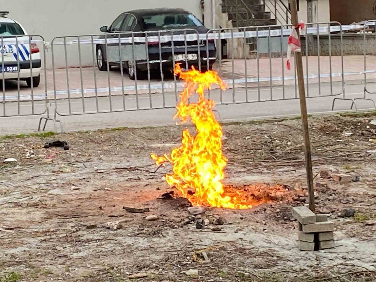 Zemin etüdü sırasında alevlenen metan gazı hala yanıyor
?v=1