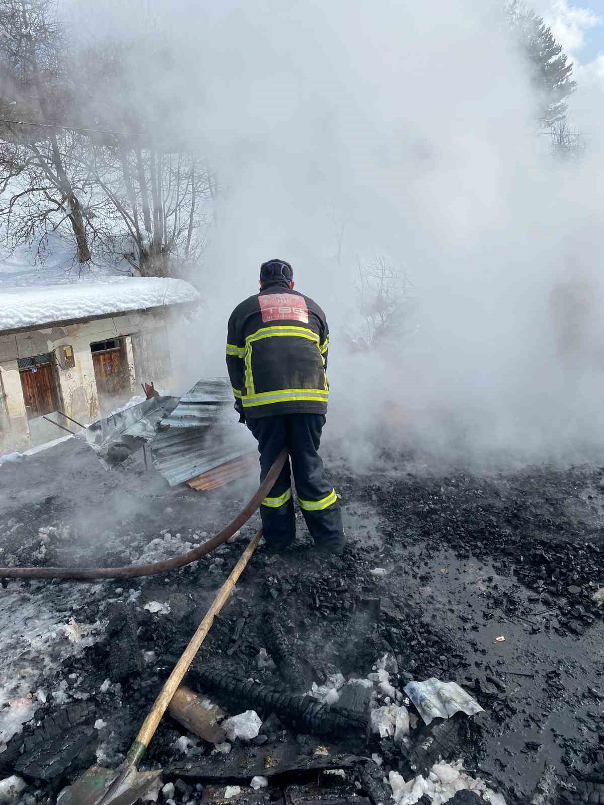 Kastamonu’da korkutan çatı yangını
?v=1