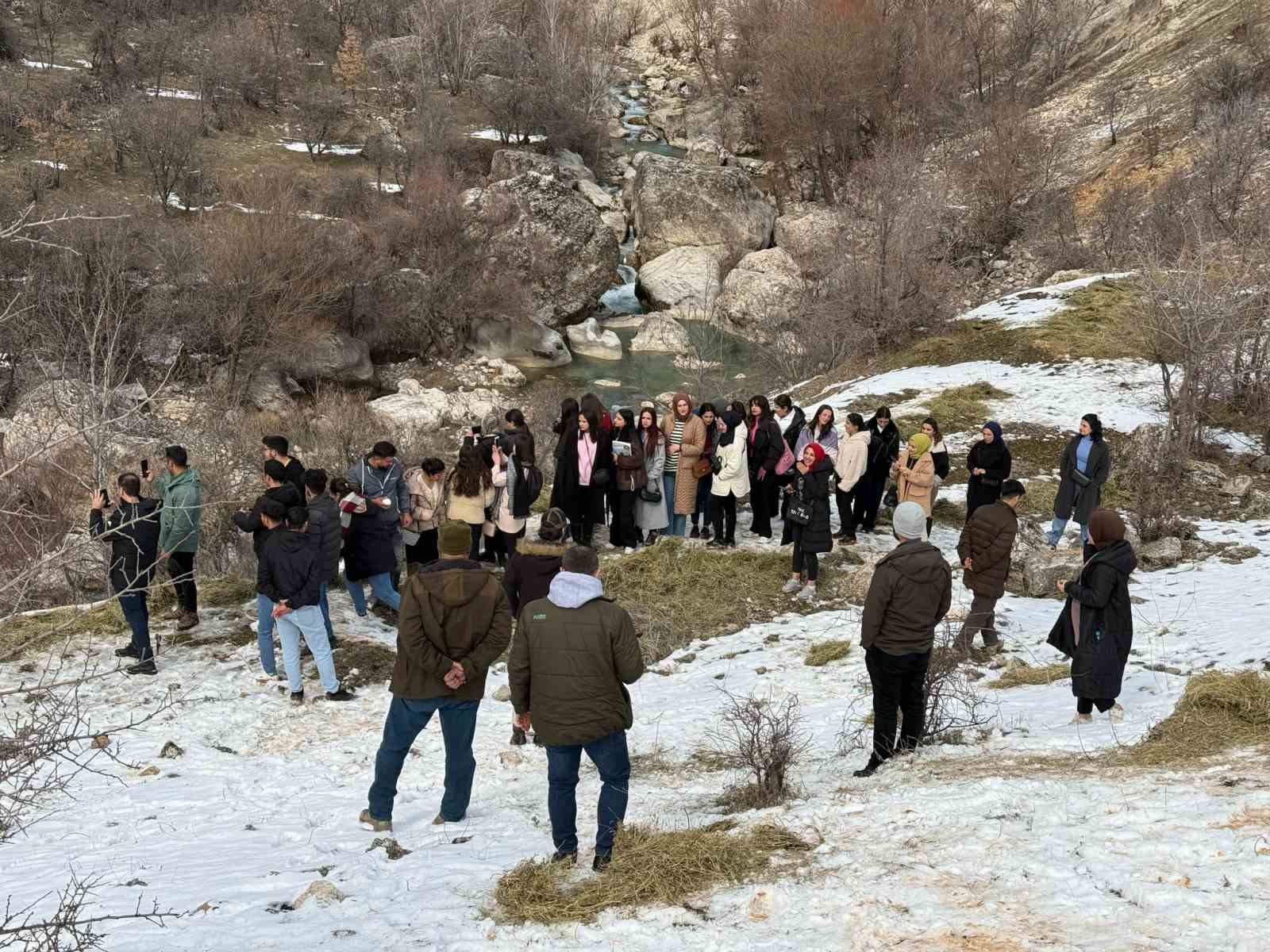 Tunceli’de öğrenciler yaban hayvanları için doğaya yem bıraktı
?v=1