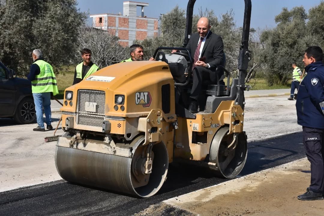 İşçiler istedi, başkan silindirin başına geçti
?v=1