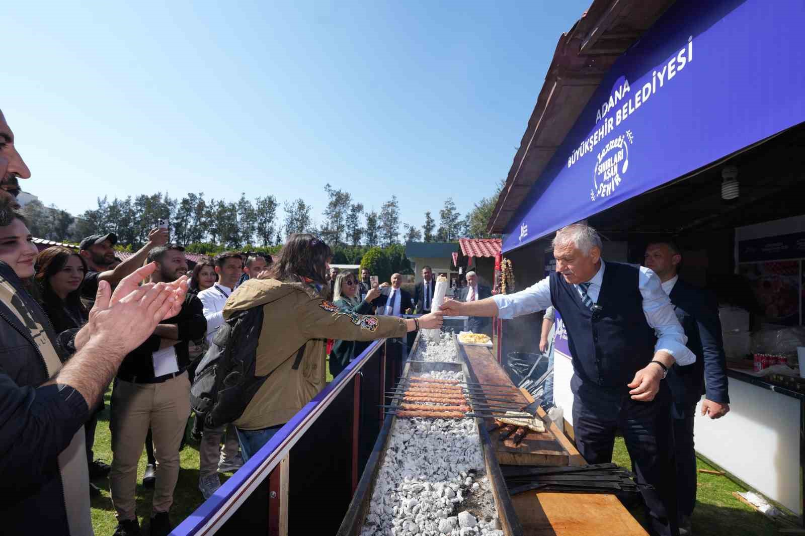 Başkan Karalar, Antalya’da Adana’yı anlattı, Adana Kebabı’nı ikram etti
?v=1