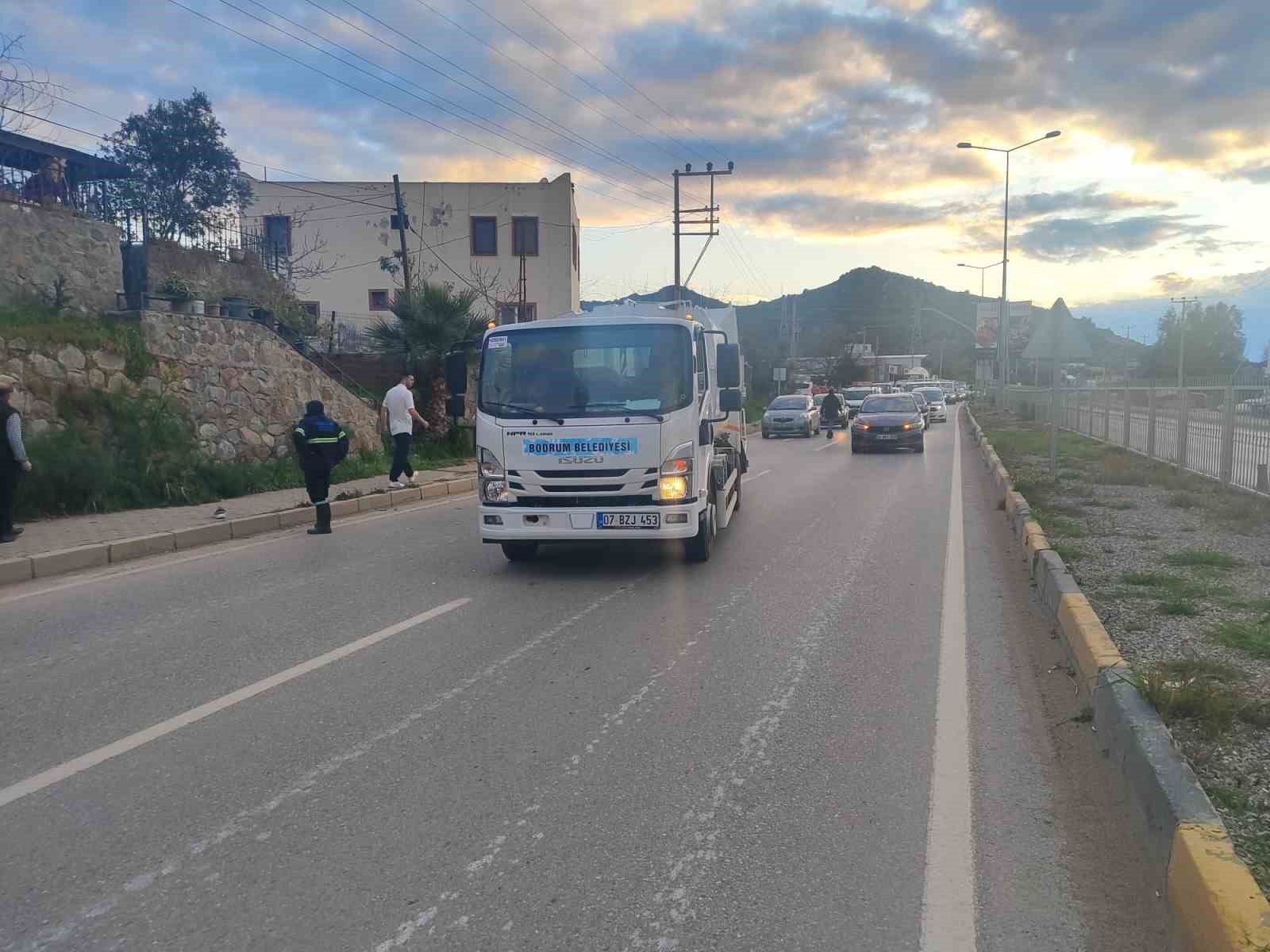 Bodrum’da köpeğin havlamasından irkildi, kamyonun altında kaldı
?v=1