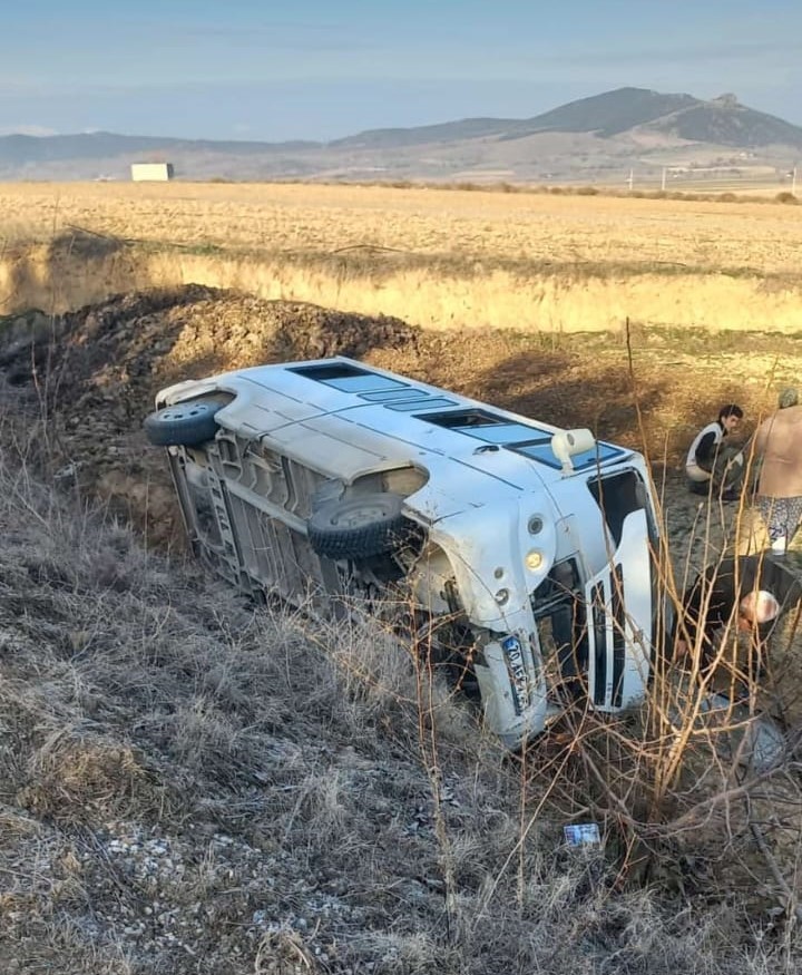 Mermer işçilerini taşıyan işçi servisi tarlaya uçtu; 1 ölü 3 yaralı
?v=1